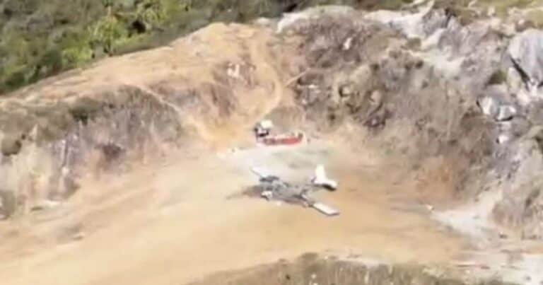 Aterrizó en uno de los lugares más aislados de Indonesia y lo recibieron a los tiros: la guerra olvidada detrás del ataque