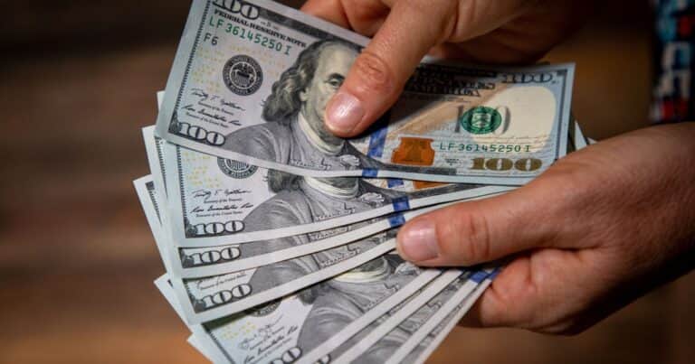 Dólar hoy y dólar blue, EN VIVO: a cuánto cotiza el oficial y cuál es el precio del paralelo este martes 4 de agosto, minuto a minuto