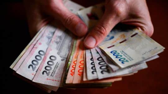 Alertan que la informalidad licuará el impacto en la recaudación del piso salarial de $1 M que impulsa el Gobierno