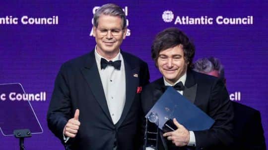 Bessent puso a la Argentina como ejemplo del uso del poder financiero de EE.UU. y defendió la estrategia de Trump