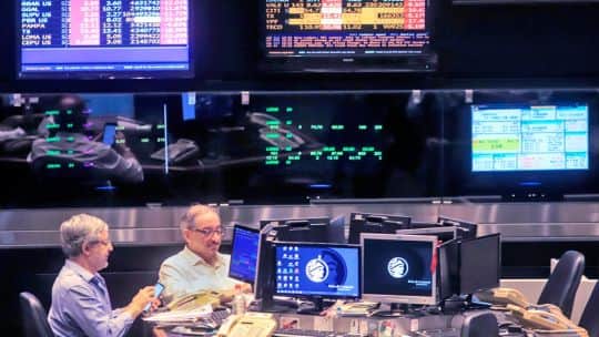 El dólar oficial marcó un nuevo récord y el riesgo país trepó a 515 puntos