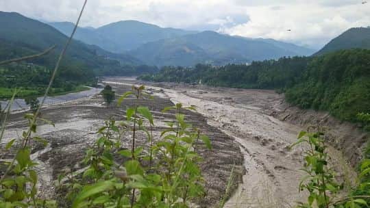 Así son las imágenes más impactantes de la devastación en Nepal y China por las inundaciones que dejaron 362 muertos