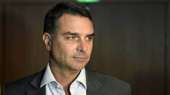 RDC: Flavio Bolsonaro no logra despegarse de su padre y enfrenta dudas sobre su proyecto económico
