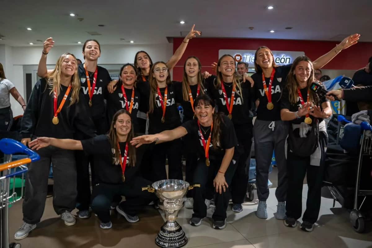Las Leonas llegaron al país tras la histórica conquista en el Mundial