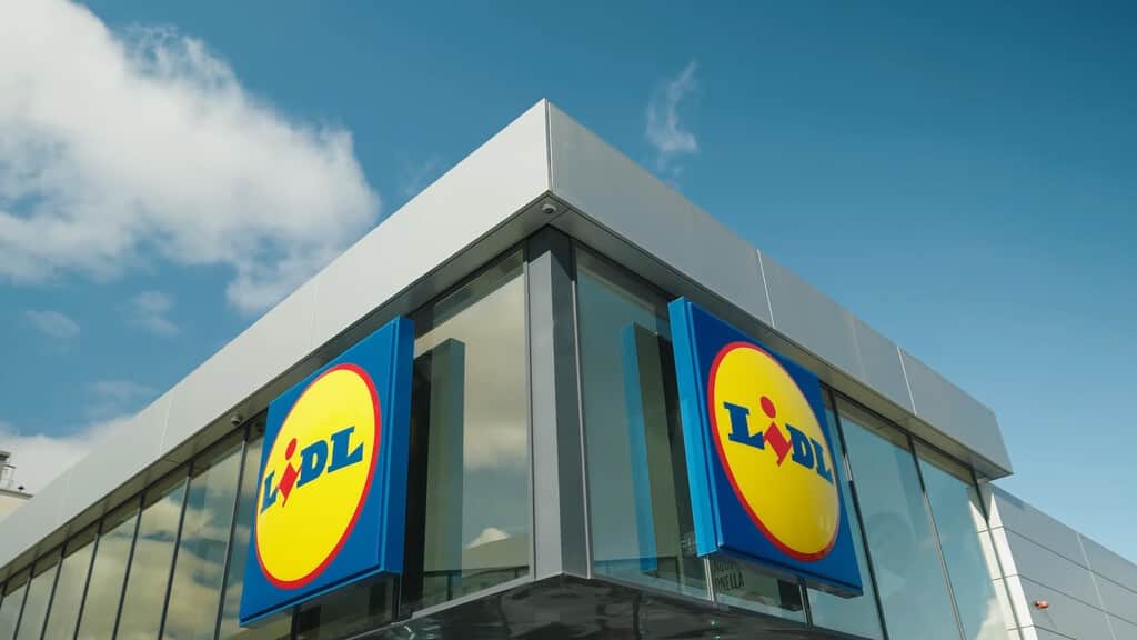 Lidl tiene rebajada hoy esta lámpara de escritorio que no ocupa espacio y cuesta menos de 7 euros