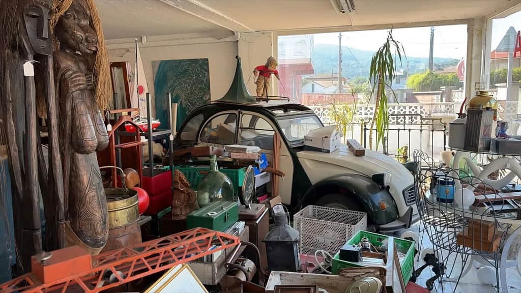 "Se me fue de las manos": un coleccionista gallego llenó su casa de recuerdos y ahora surte a series como 'Fariña' o 'Romería'