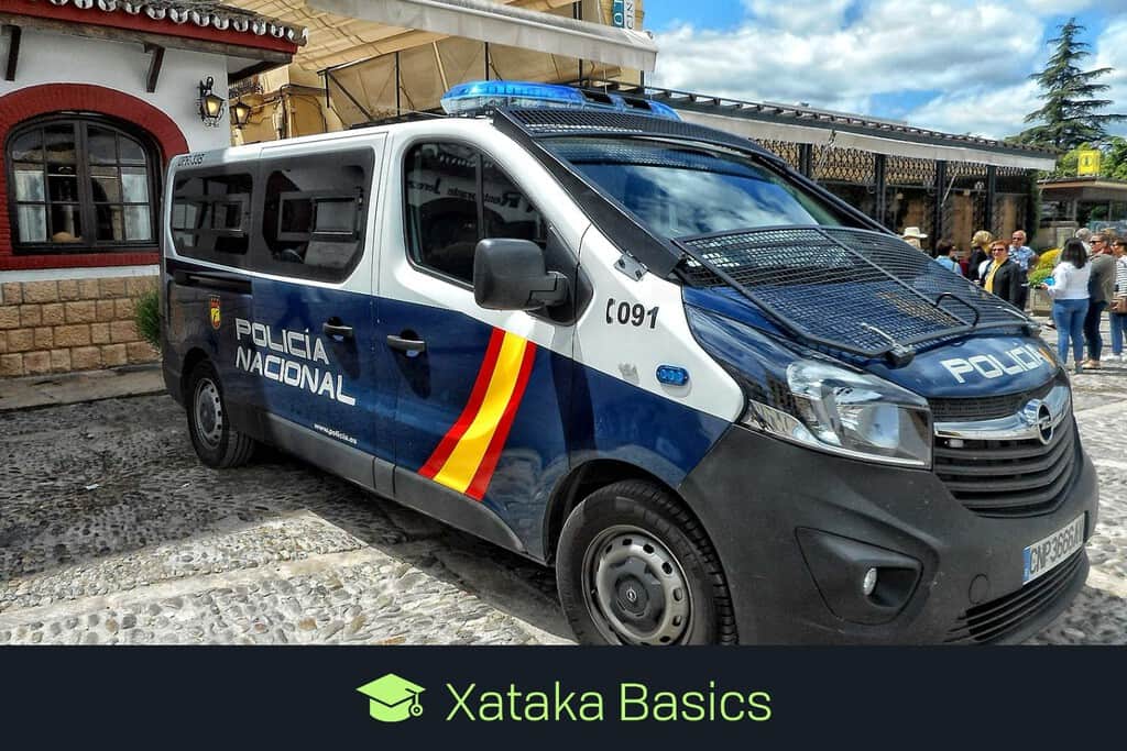 Registrar tu móvil en un control de tráfico: qué pueden hacer la Policía o Guardia Civil y cuándo pueden acceder a tus datos