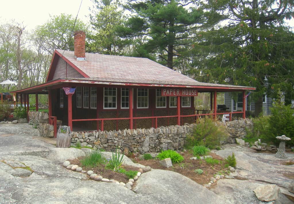 En 1922, un ingeniero de EEUU construyó una casa con más de 100.000 periódicos. 100 años después, las paredes de papel aún se conservan