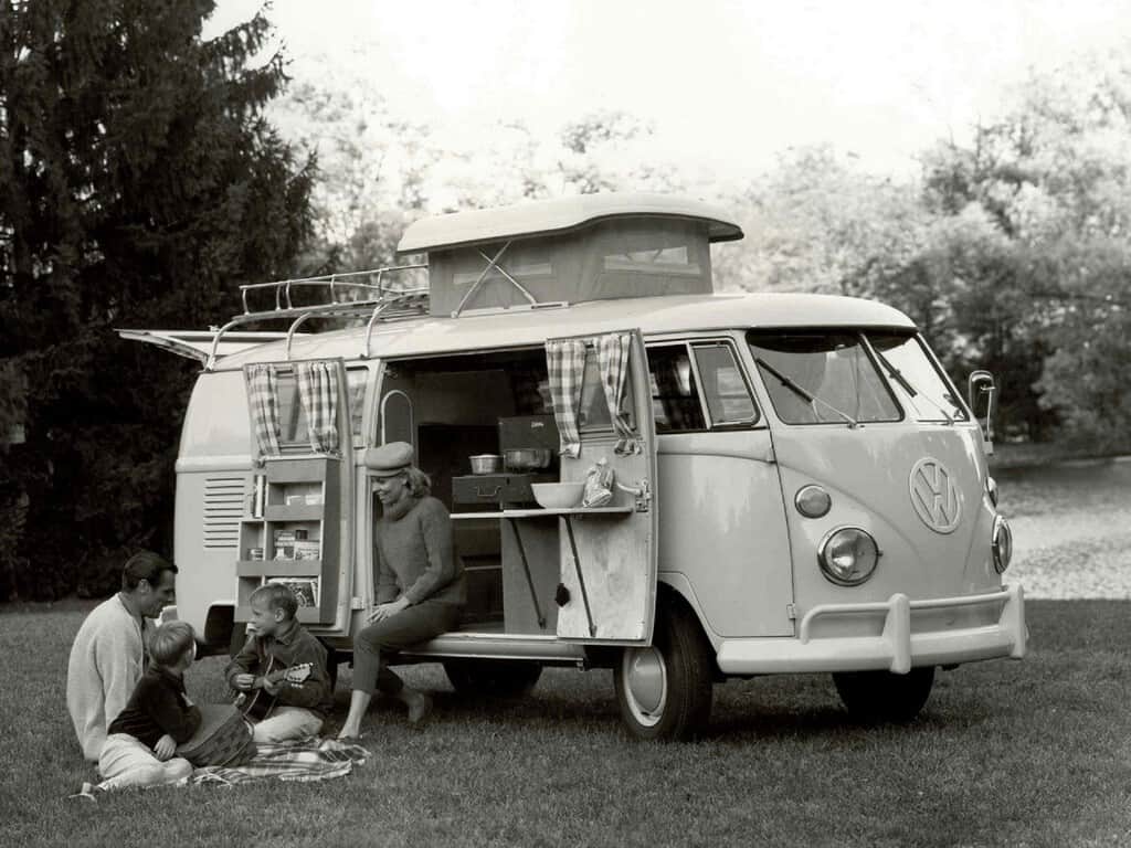 La camper no fue invento de Volkswagen: nació de un cliente que solo quería una cama y un escritorio en su furgoneta