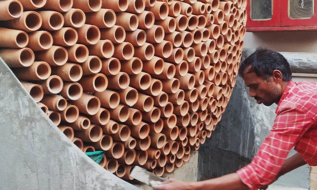 El 'ladrillo' que enfría edificios hasta 15 grados sin aire acondicionado: la tecnología india que recupera el truco del botijo