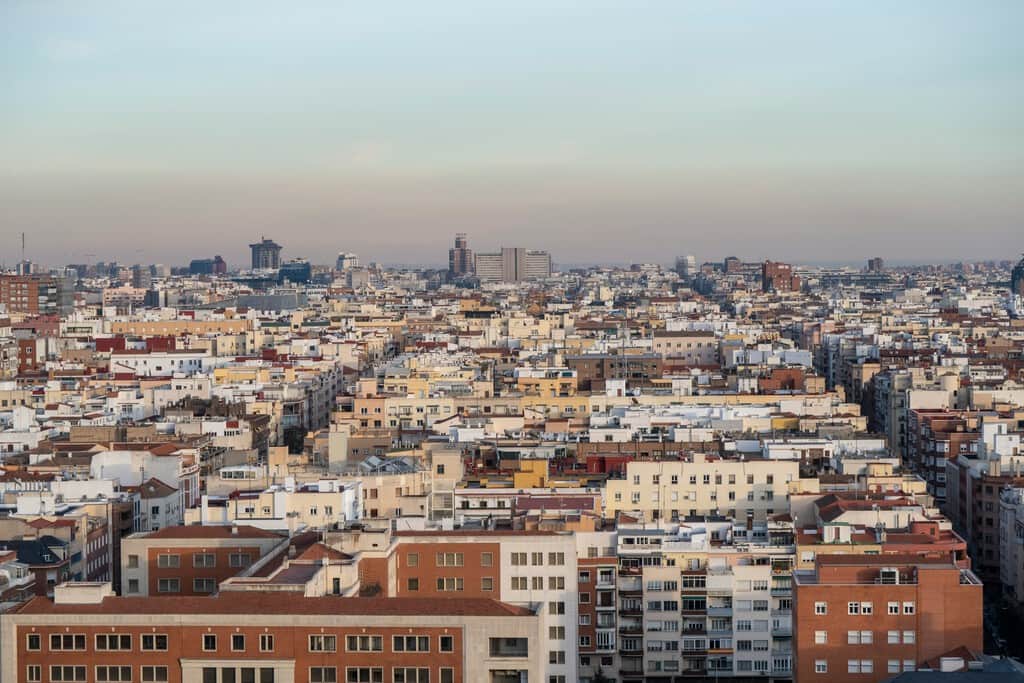 En España se vende menos vivienda hoy que hace un año. Ni eso ha evitado que el metro cuadrado se dispare a más de 2.100 euros
