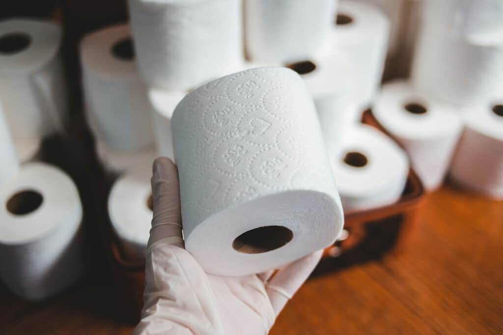 La trabajadora de un hotel descubrió de la peor forma el precio de seis rollos de papel: 60.318,50 euros
