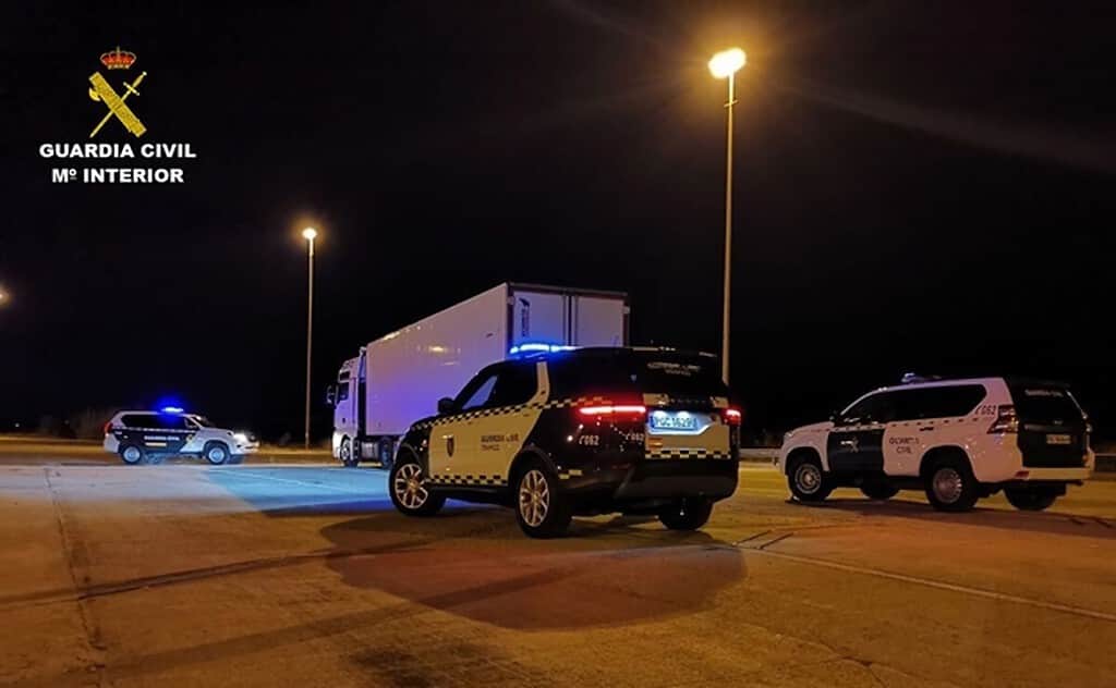 La Guardia Civil descubre cómo un camionero canario perdió todos los puntos del carné y siguió conduciendo durante años