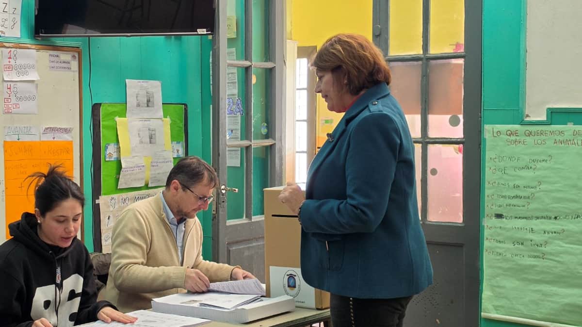 Votó Verónica Crescente, agradeció a vecinos y se mantiene expectante