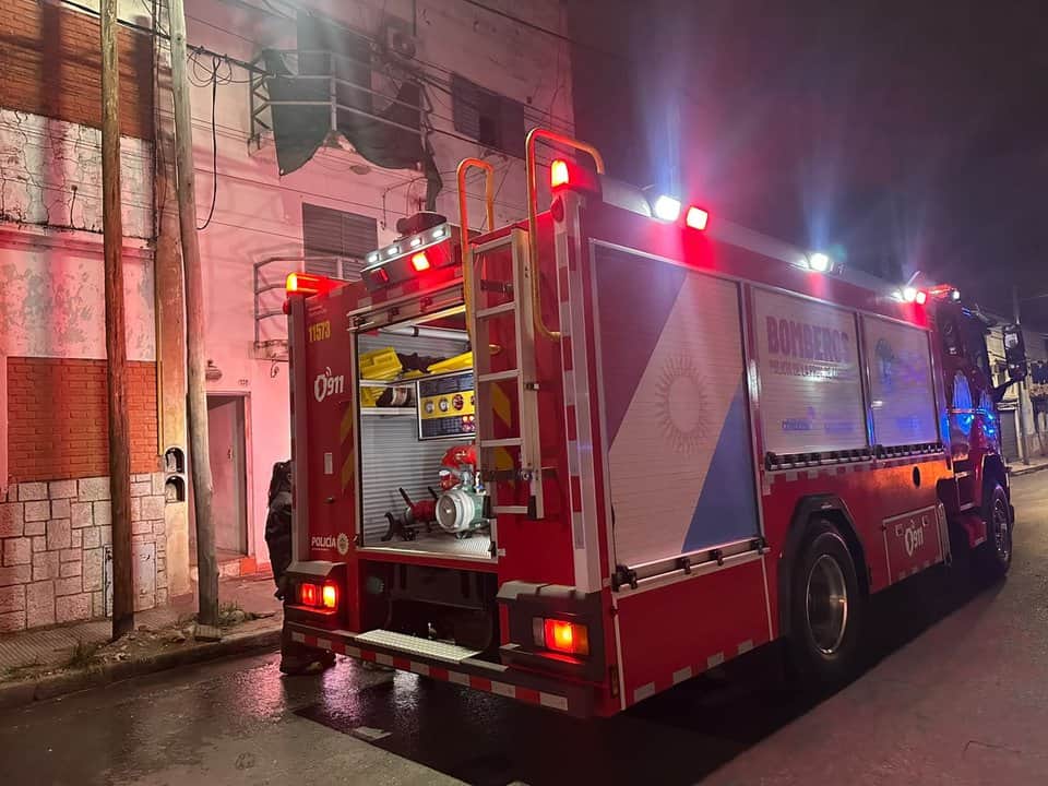 Un incendio afectó a dos departamentos en Córdoba: un hombre fue internado con quemaduras