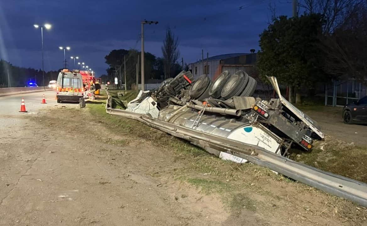 Córdoba: un camión volcó en la E-53 y terminó cayendo al desagüe en el ingreso a Río Ceballos