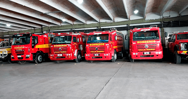Cables de alta tensión en llamas y un incendio rural durante la tarde de este martes