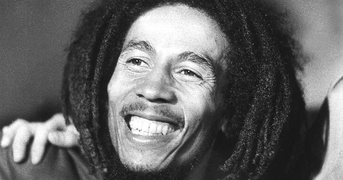 Bob Marley, el rey del reggae: "La grandeza de un hombre no radica en la riqueza que adquiere, sino en su integridad y su capacidad de afectar positivamente a quienes lo rodean"