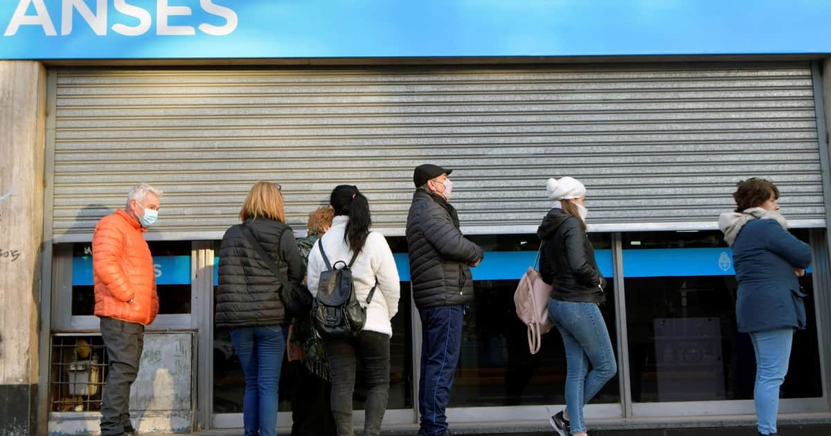 Bono para jubilados de la mínima: por el "congelamiento", ese pago extra perdió 70% de su poder de compra