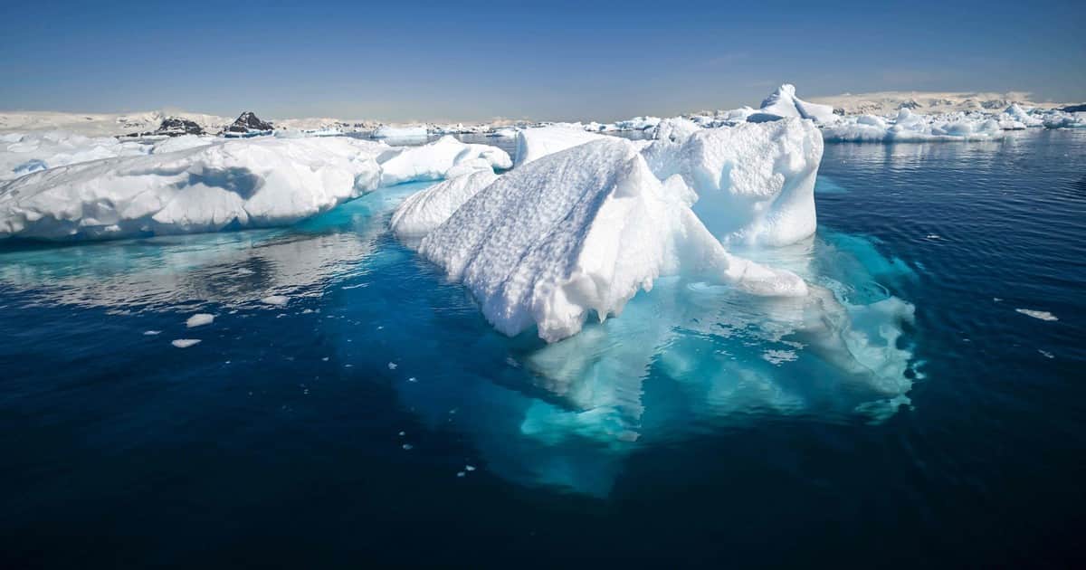 En la década de 1950, el oceanógrafo californiano John D. Isaacs propuso remolcar un iceberg antártico de 8 mil millones de toneladas hasta San Diego, pero el depósito congelado nunca llegó