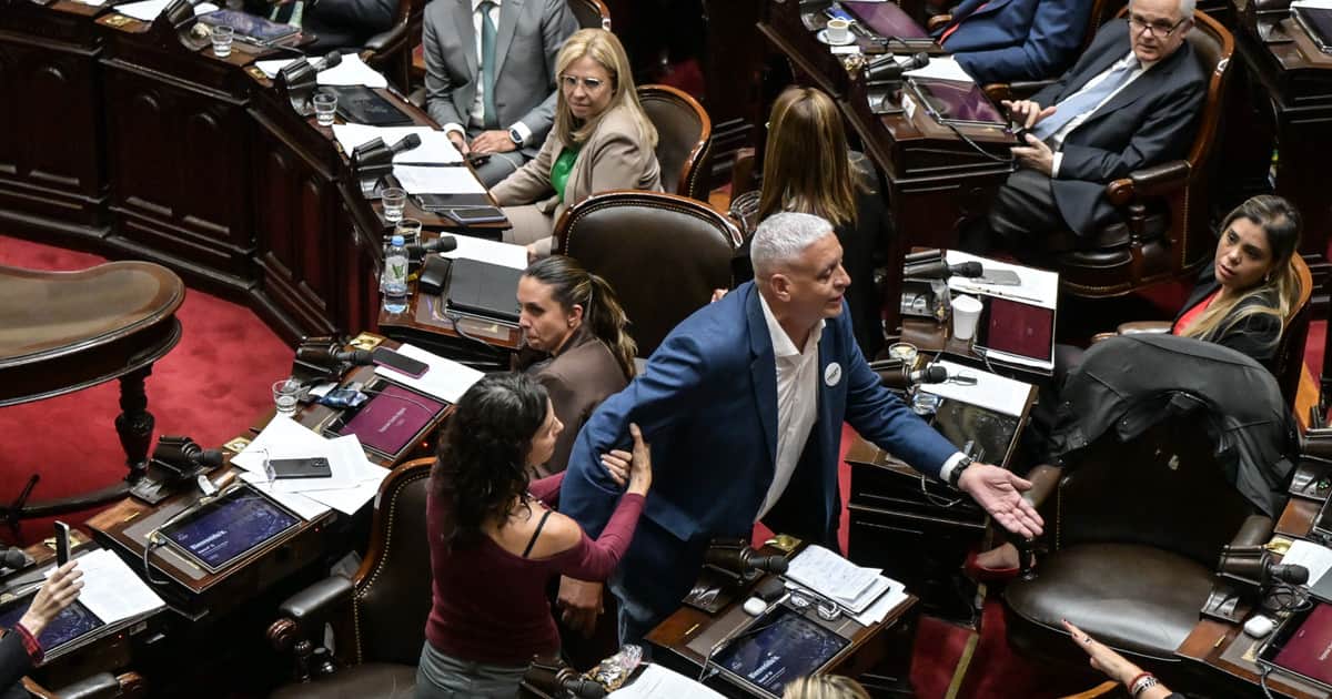 Diputados: Pietragalla denunció la presencia de un militar admirador de Videla, pero LLA lo acusó de mentir para levantar la sesión
