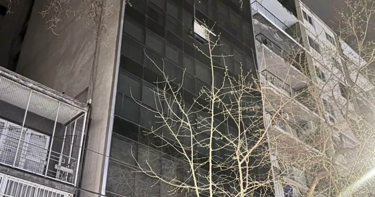 Una mujer murió tras caer de un quinto piso en pleno centro de Mendoza: detuvieron a su pareja