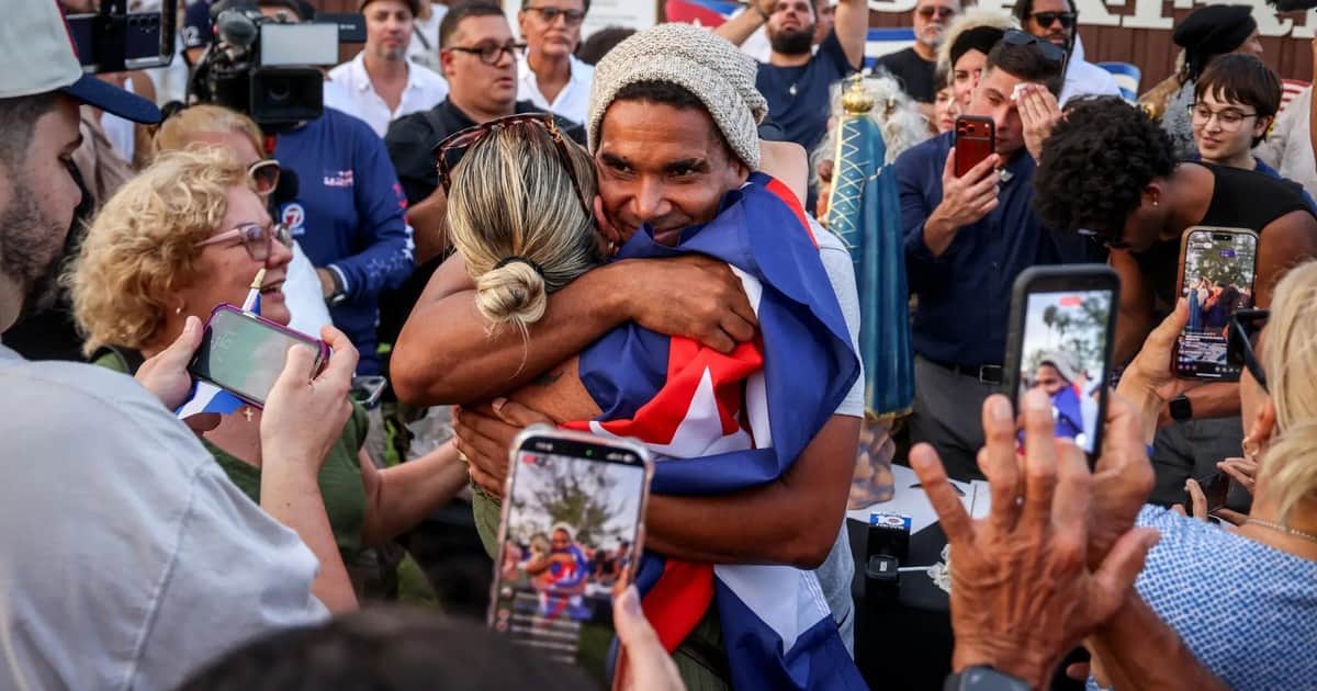 Tras beber whisky con sus captores, un disidente cubano termina en medio de un torbellino en Miami