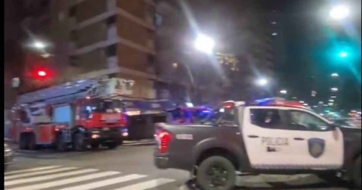 Pasados de droga y violentos: la policía tuvo que entrar por la ventana a un piso 14 para controlar la situación