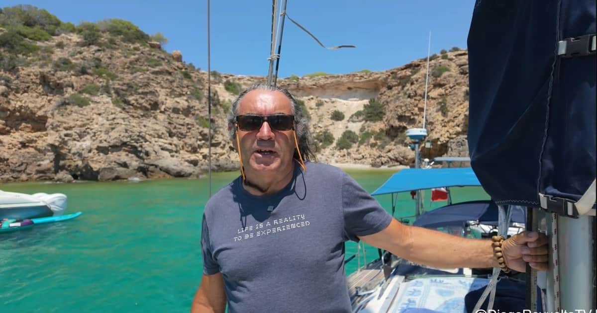 Roberto, jubilado: "Me diagnosticaron un cáncer y, de un día para otro, decidí dejar de trabajar. Me compré este barco por 85.000 euros"