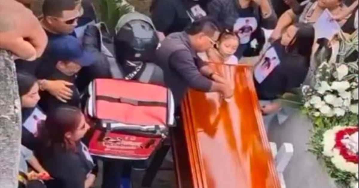 La entrega bizarra: un repartidor llevó un pedido a un entierro y sucedió algo terrible