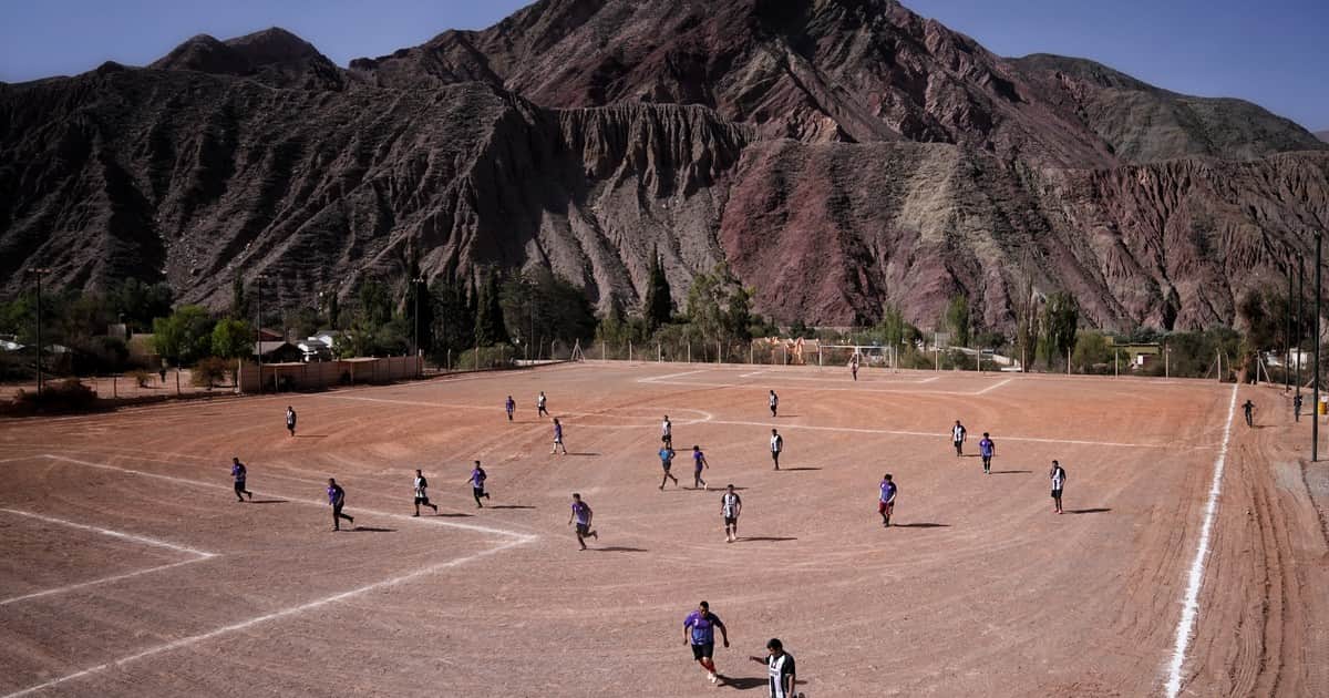Fútbol al pie del cerro de los siete colores de Purmamarca, la cancha que alguna vez Infantino le mostró al mundo como la síntesis perfecta de la pasión