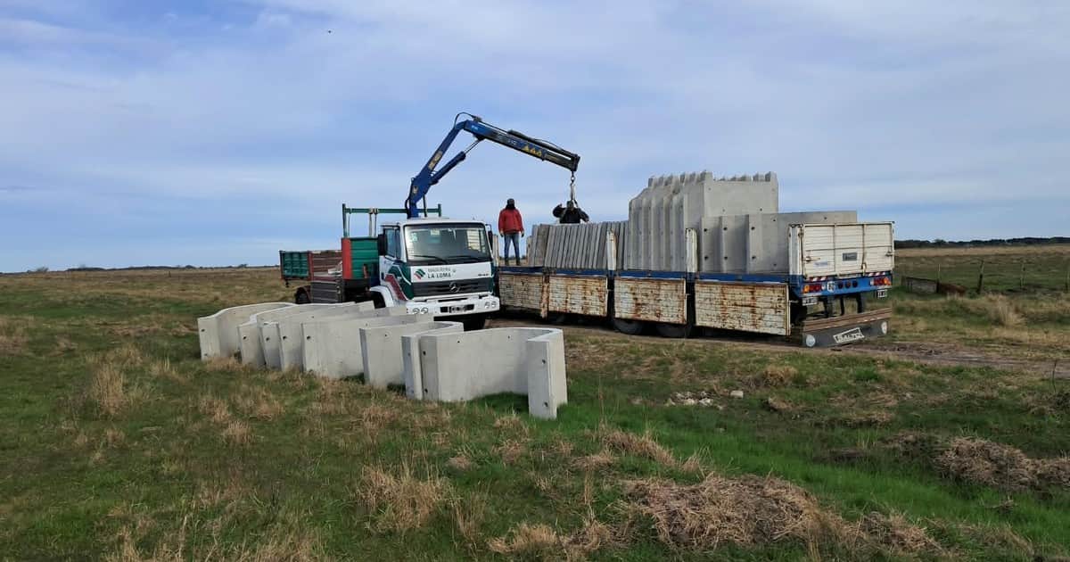 Productores gestionan el 80% de la tasa vial rural: reparan 200 kilómetros mensuales, compraron varias máquinas y centenares de camiones con piedra y tosca