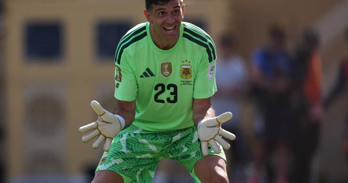 Un histórico de la Premier League advirtió el Chelsea sobre el fichaje de Emiliano Martínez: “Necesitan parar y pensarlo de nuevo”