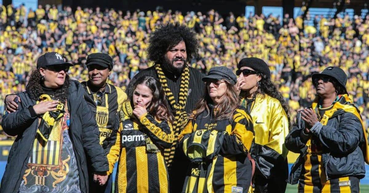 El emotivo homenaje de Peñarol a Ruben Rada: camiseta, banderas y ovación