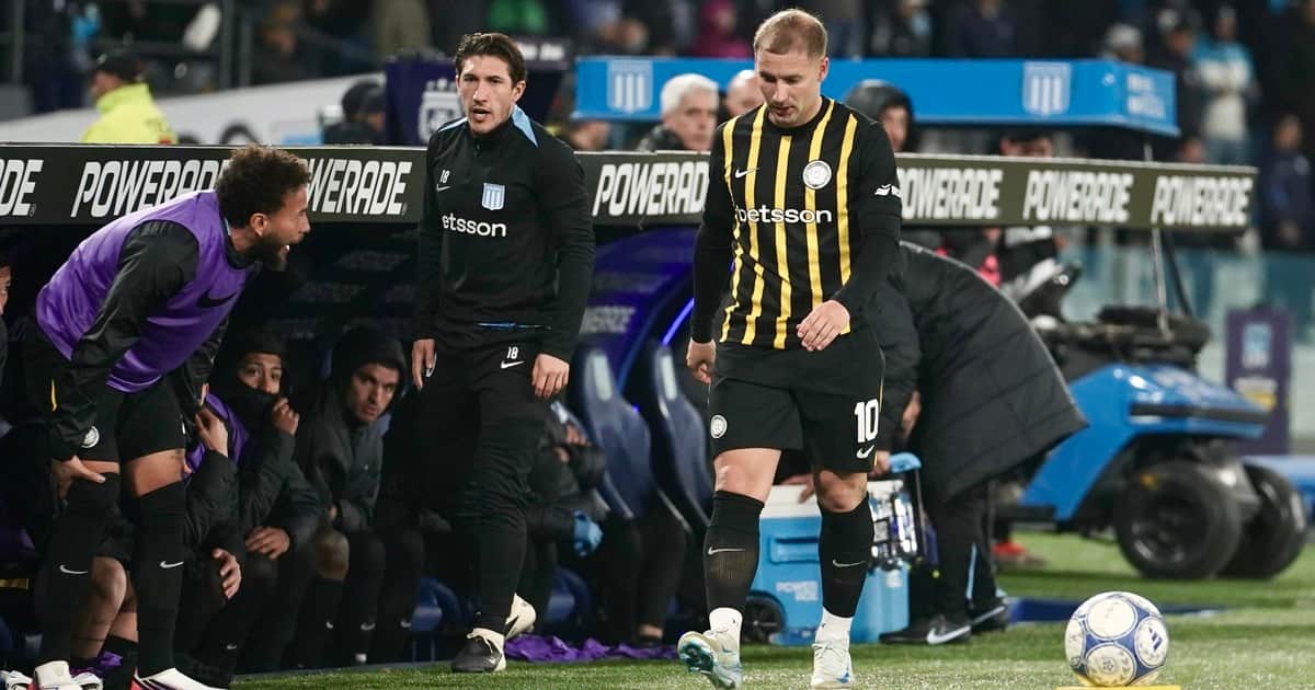 Los dos sorpresivos cambios de Vojvoda a la media hora de juego de Racing vs. A. Tucumán