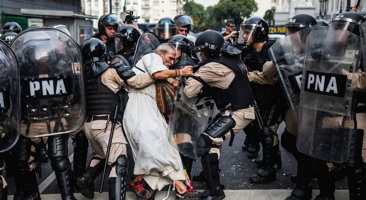 Un fotógrafo argentino fue premiado por una impactante imagen de la represión en el Congreso