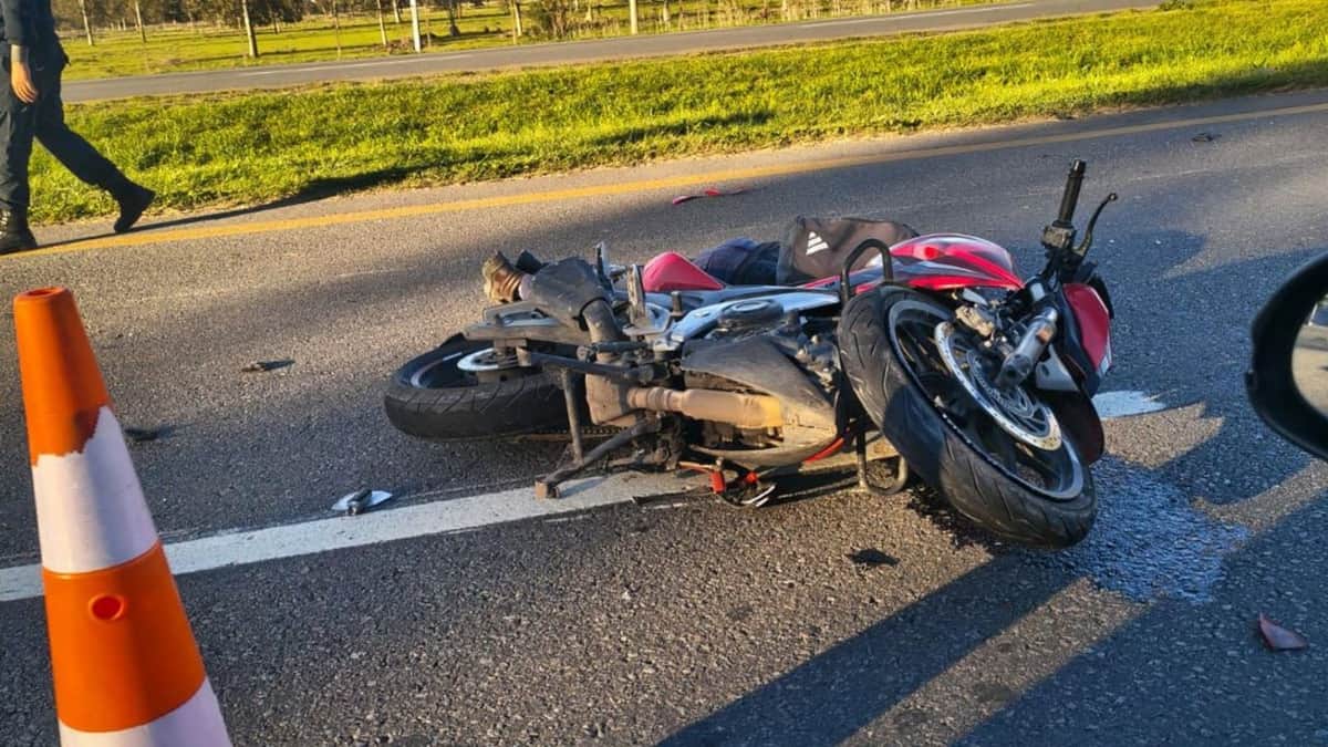 Choque fatal en ruta 2: un motociclista murió al chocar contra un camión