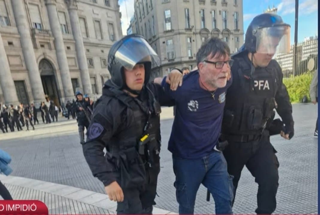 Intento de ingreso por la fuerza en la Casa Rosada: detuvieron a tres personas tras un confuso episodio