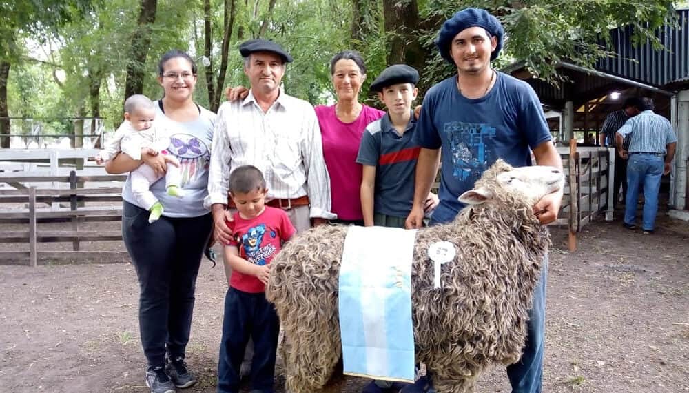 Fue peón y pudo armar su cabaña, pero nunca dejó de hacer malabares para subsistir: “Es la manera en que te podés ir salvando”, dice Aníbal Chiramberro sobre la vida del pequeño productor