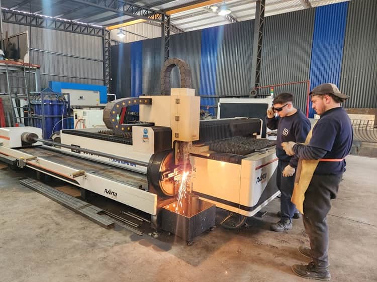 ¿Conocías al “Pateador de maíz”? Para celebrar el día de la Industria, una pyme metalmecánica bonaerense presentó su innovador diseño para la cosecha