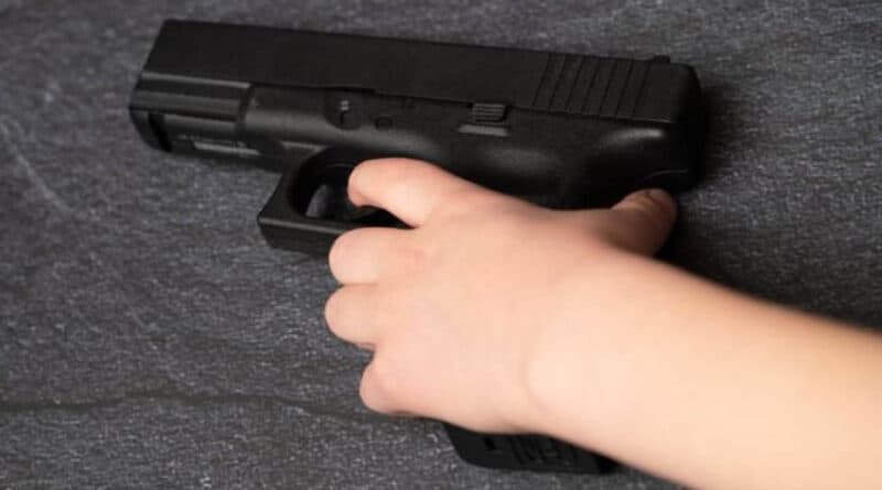 Adolescente de barrio Monte Grande fue llevado a la Comisaría por llevar escondida réplica de arma de fuego