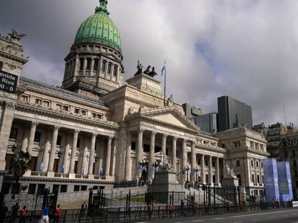 El oficialismo acordó restituir la Ley de Tierras para blindar el DNU 70/23