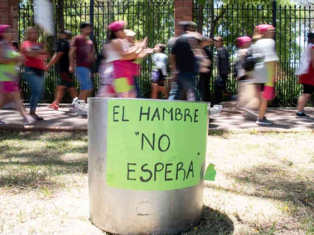 Salario mínimo de miseria: el Gobierno lo llevará a $437.000 recién en abril de 2027