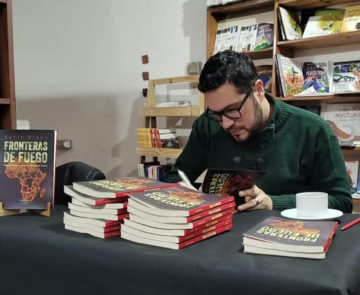 Kevin Bryan presenta en Córdoba su nuevo libro sobre geopolítica, recursos y conflictos en África