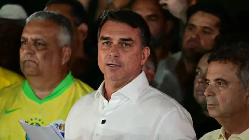 Flávio Bolsonaro habría huido a Estados Unidos y el PT pidió su detención
