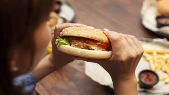 Cuánto gana un empleado que trabaja en McDonalds, Burger King o Mostaza en septiembre del 2026