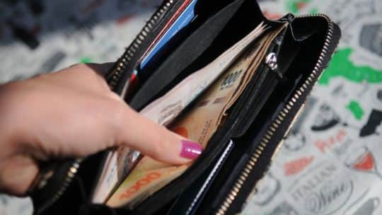 Salario mínimo en el piso: el Gobierno fijó nuevos aumentos y llegará a $437.000, pero recién en abril de 2027