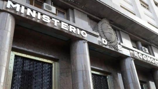 La recaudación de impuestos se alineó con la inflación en agosto