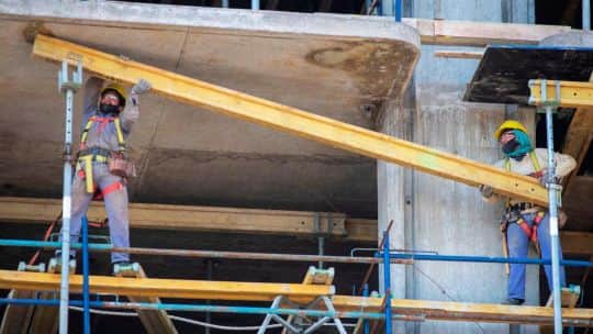 La industria y la construcción se derrumbaron en julio, según el INDEC