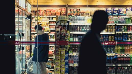 Agosto podría dejar una inflación menor al 2%: el mercado anticipa la desaceleración, pero los hogares ven otra realidad